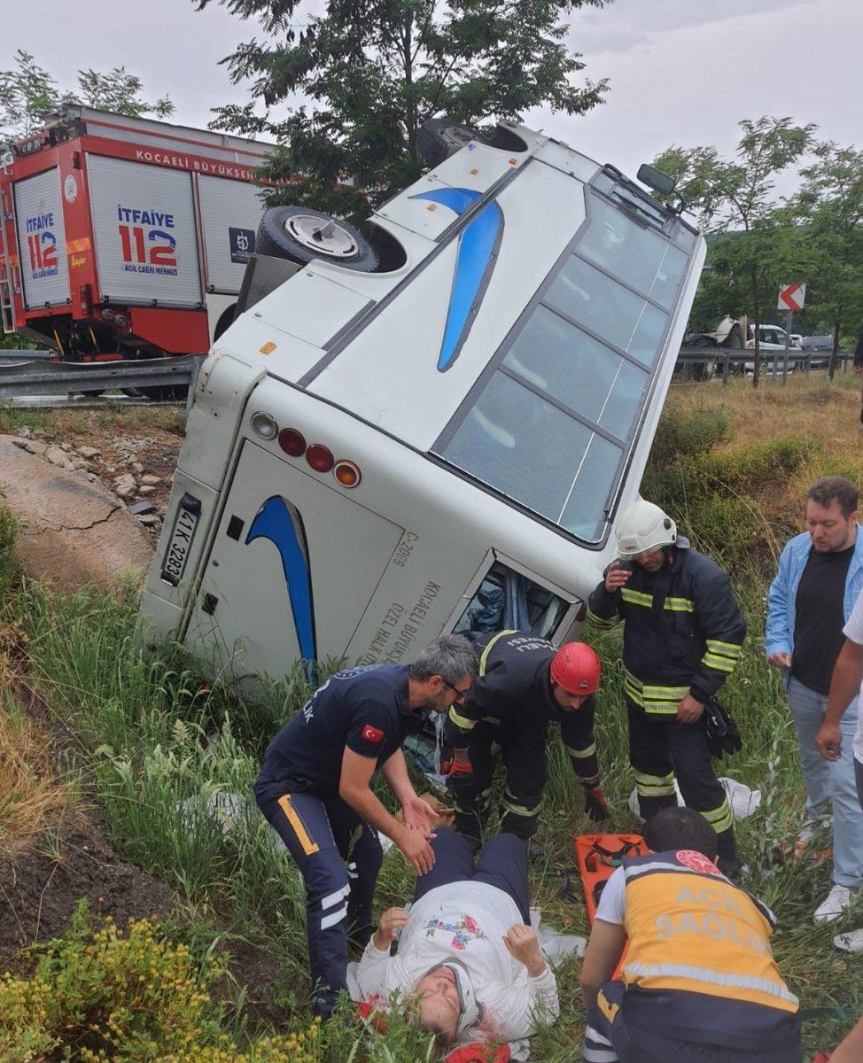 Kocaeli'de geziye giden midibüs şarampole uçtu: 17 yaralı