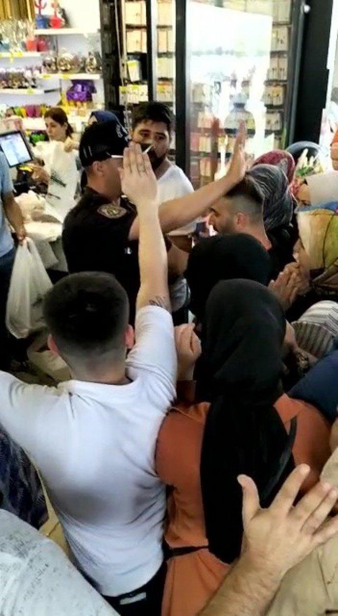 Düzce'de mağaza izdihamı: Yüzde 50 indirimi duyan koştu