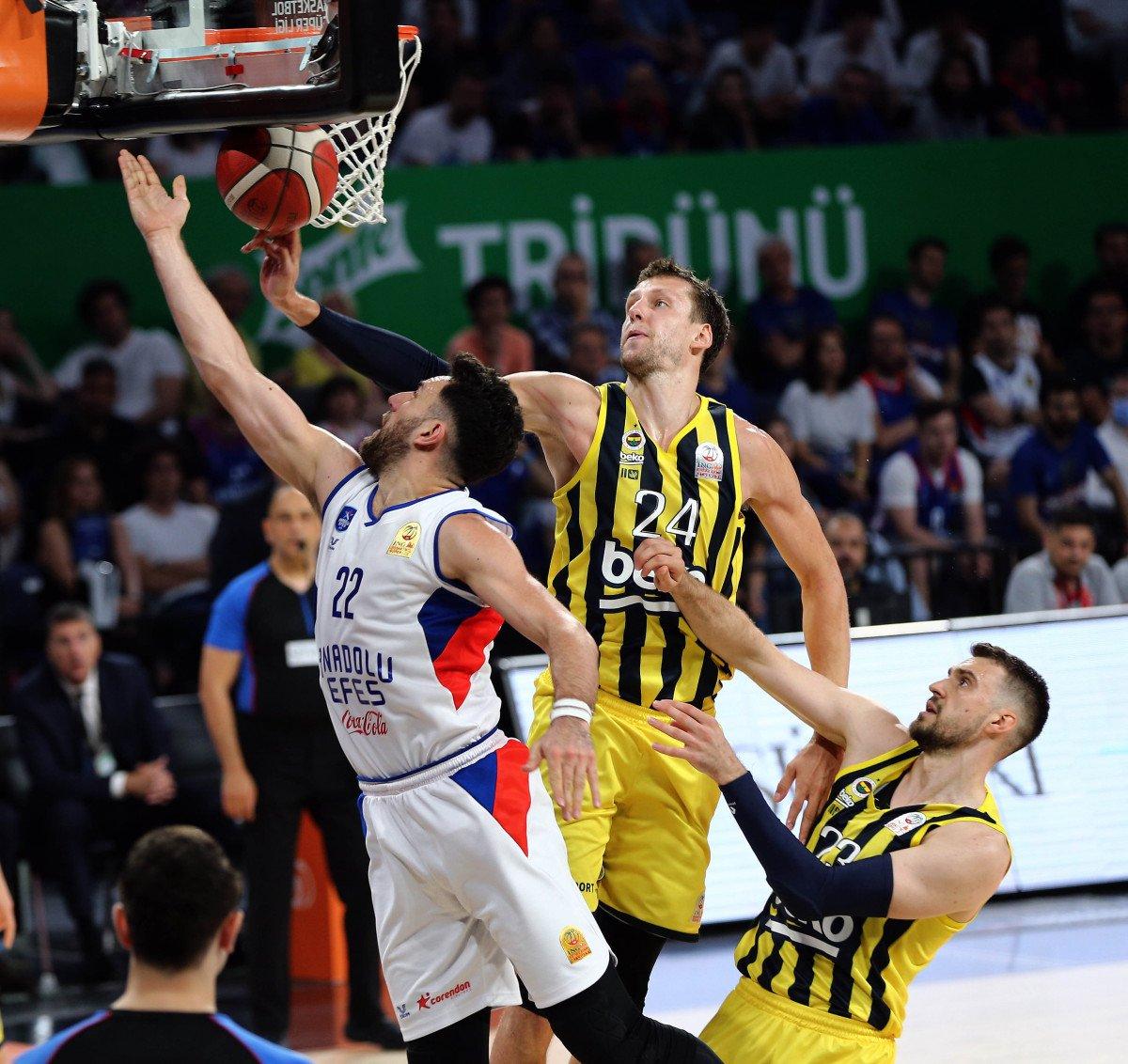 Anadolu Efes, seriyi 2-1 yaptı