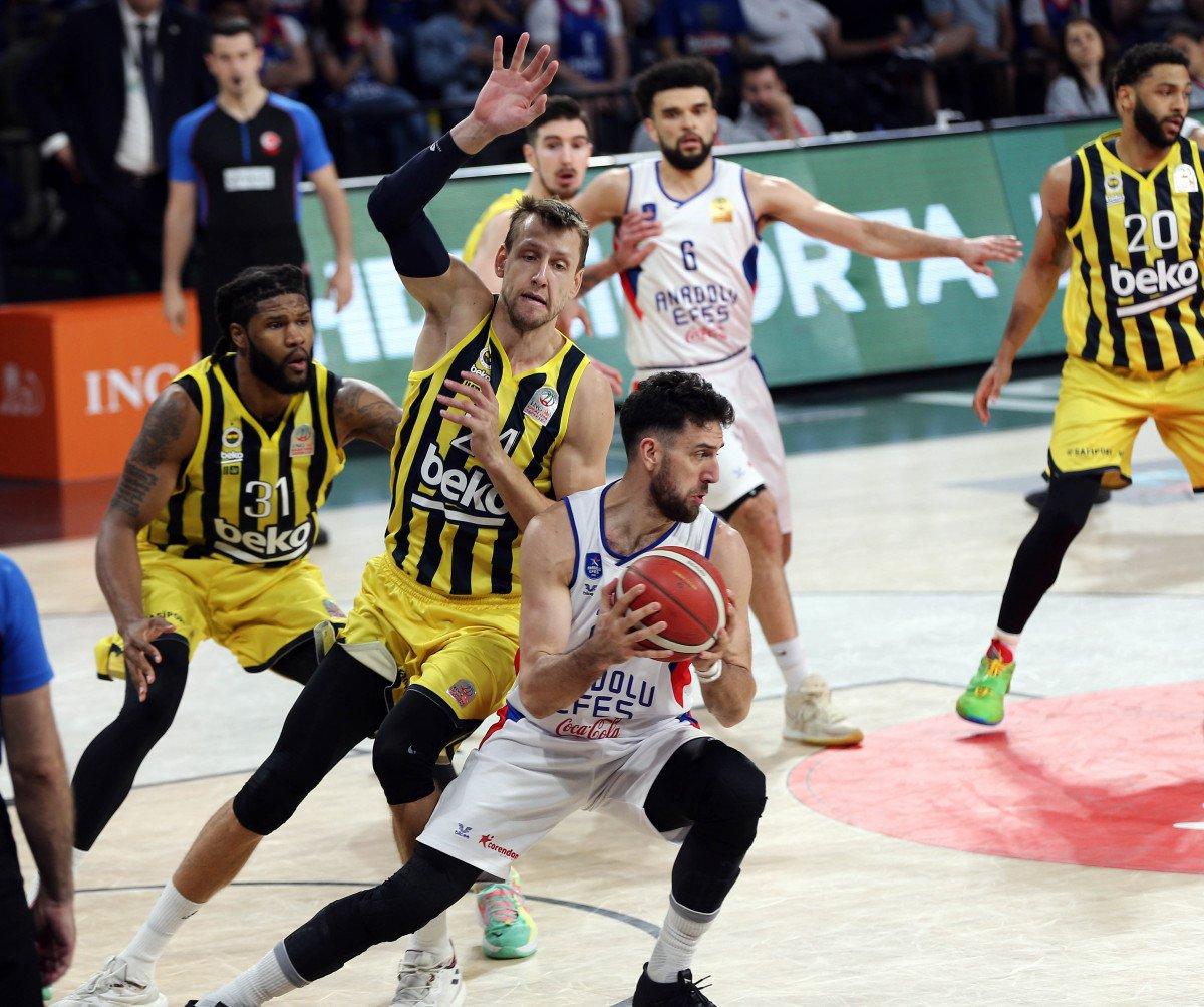 Anadolu Efes, seriyi 2-1 yaptı