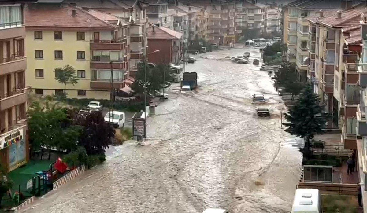 Ankara'da sağanak sonrası vatandaşlar mazgalları temizledi