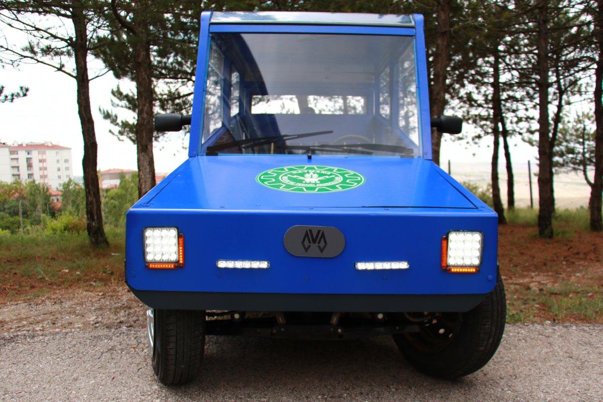 Liseli öğrenciler güneş enerjisi ile çalışan araba tasarladı