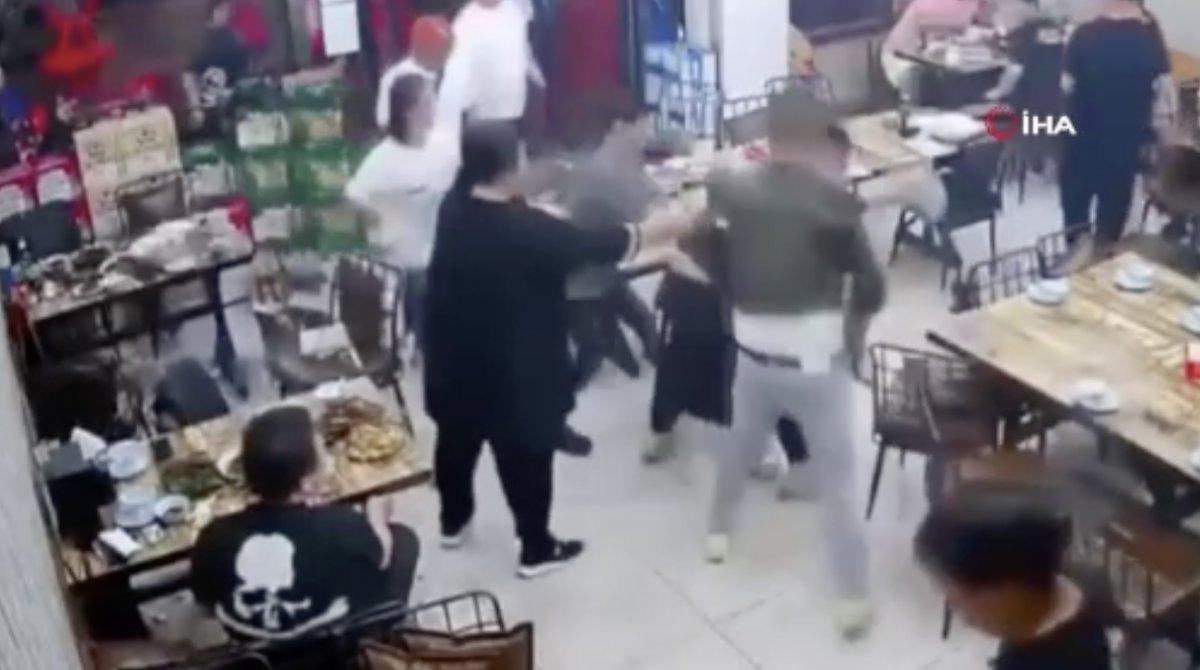 Çin’de 9 kişi restoranda oturan 3 kadını tekme tokat darbetti