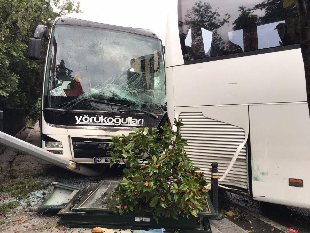 Üsküdar'da feci kaza: İETT otobüsü ile 2 tur otobüsü çarpıştı