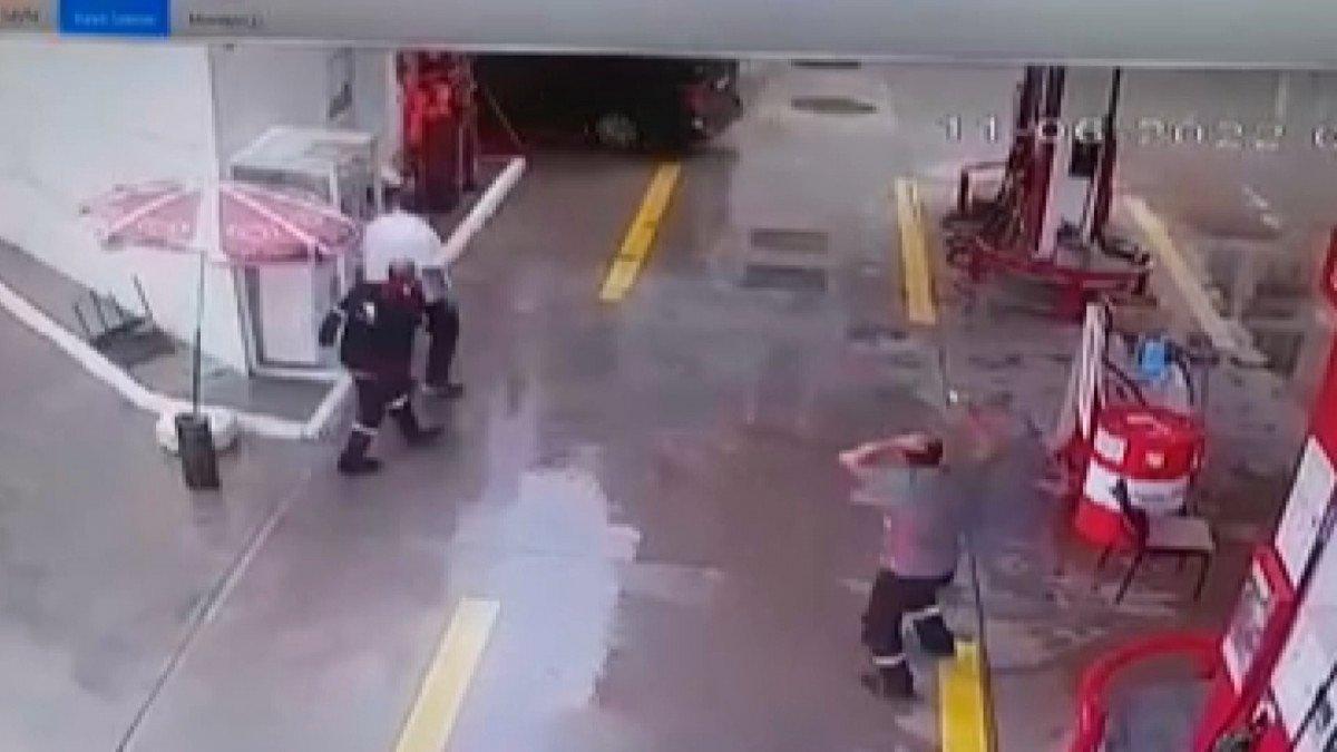 Bursa'da kalp krizi geçiren şoför, markete daldı