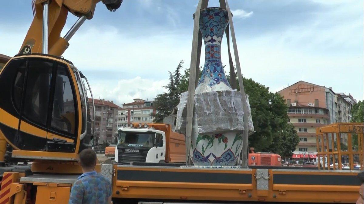 Kütahya'daki Atatürk anıtı, meydan düzenlemesi için taşındı