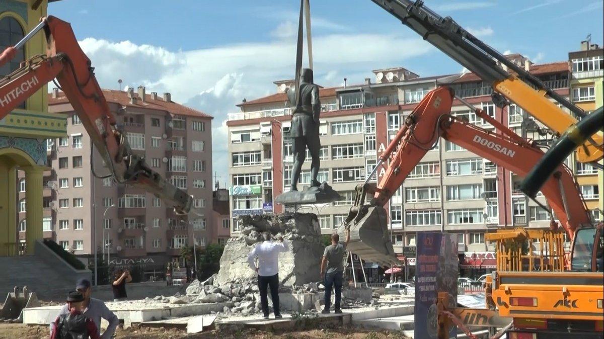 Kütahya'daki Atatürk anıtı, meydan düzenlemesi için taşındı
