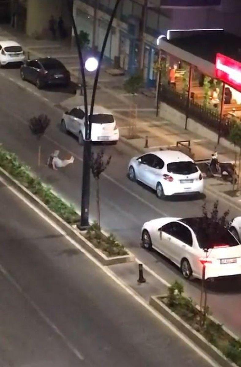 Antalya’da cadde ortasına oturan alkollünün rahat tavırları