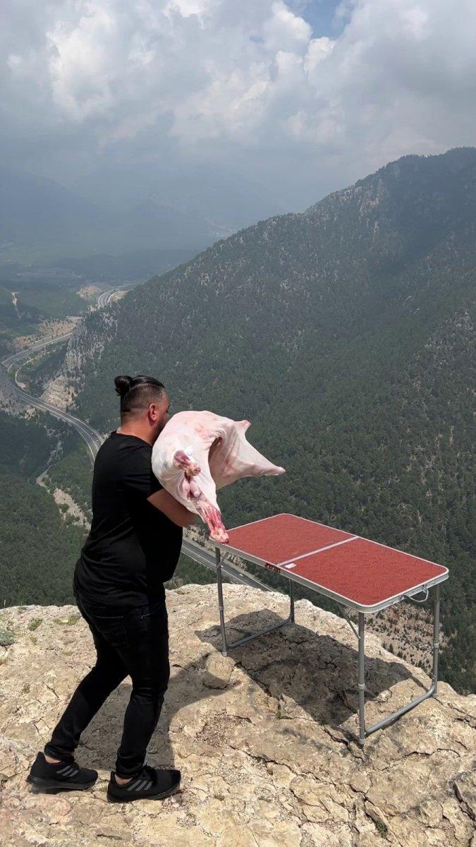 Gülek Kalesi'ne çıkarttığı kuzuyu uçurumdan düşürdü