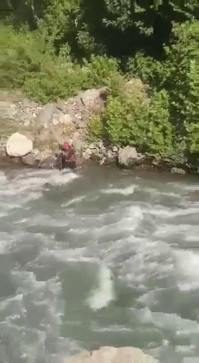 Siirt'te çayda kaybolan sağlık çalışanı aranıyor