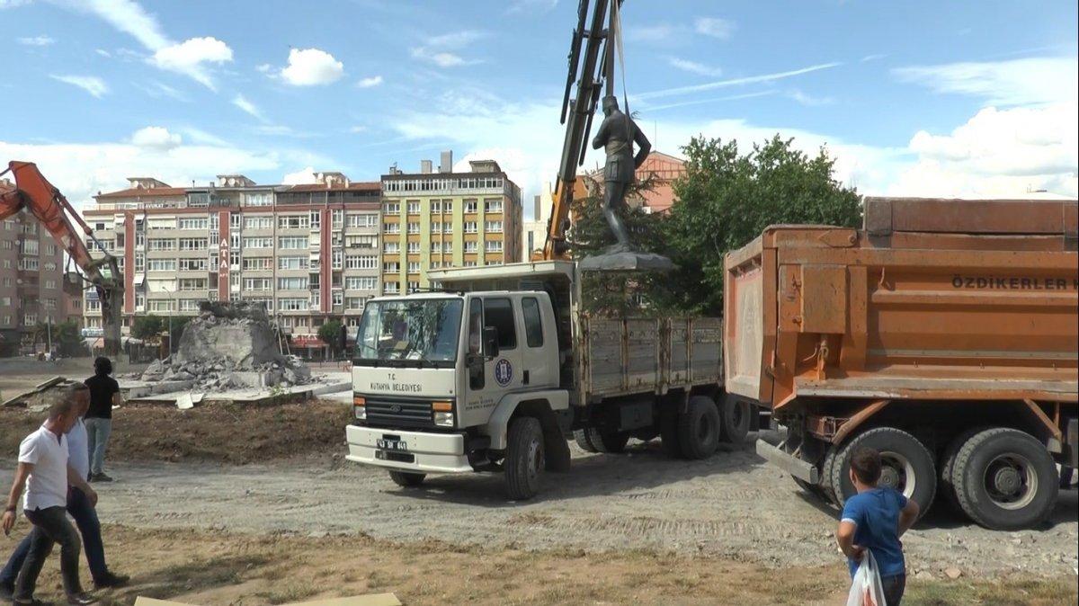 Kütahya'daki Atatürk anıtı, meydan düzenlemesi için taşındı