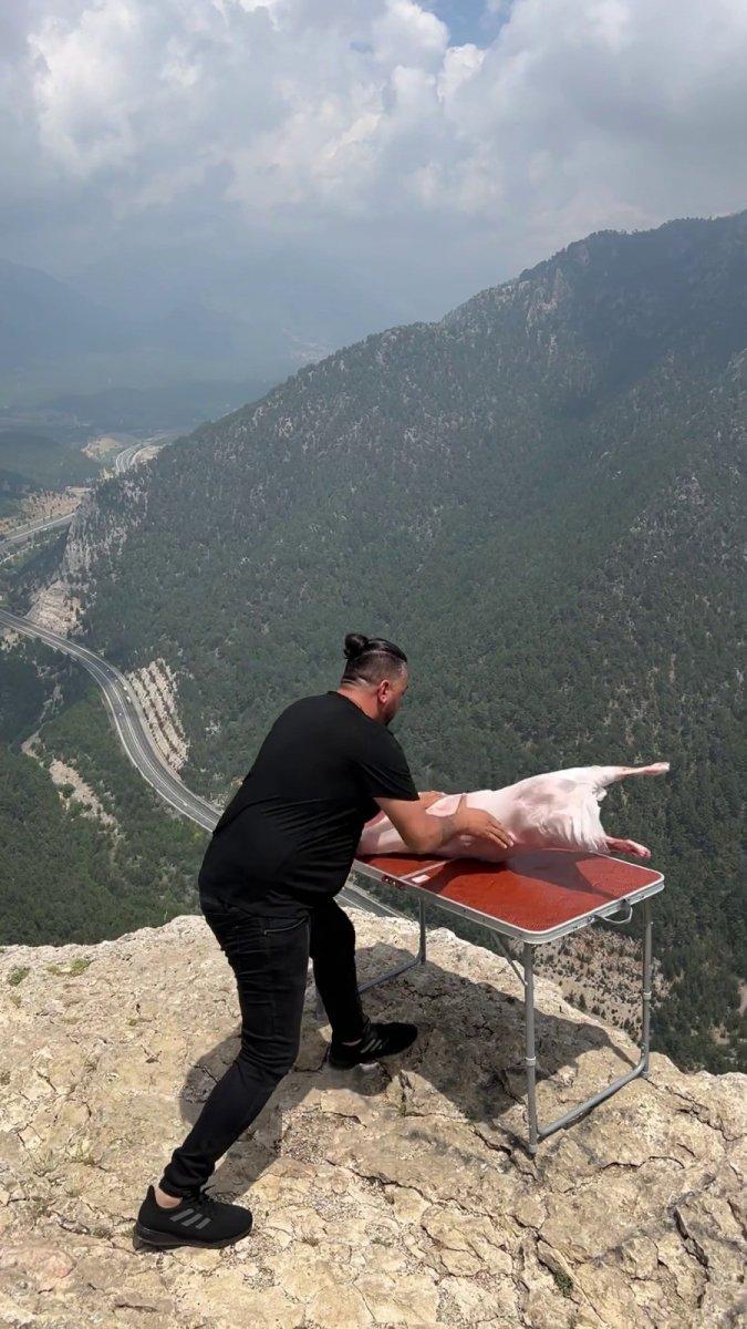Gülek Kalesi'ne çıkarttığı kuzuyu uçurumdan düşürdü