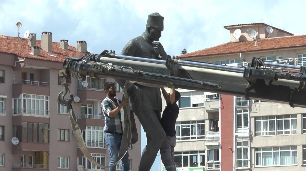 Kütahya'daki Atatürk anıtı, meydan düzenlemesi için taşındı