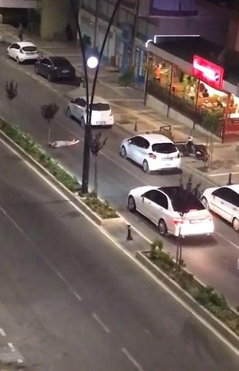 Antalya’da cadde ortasına oturan alkollünün rahat tavırları