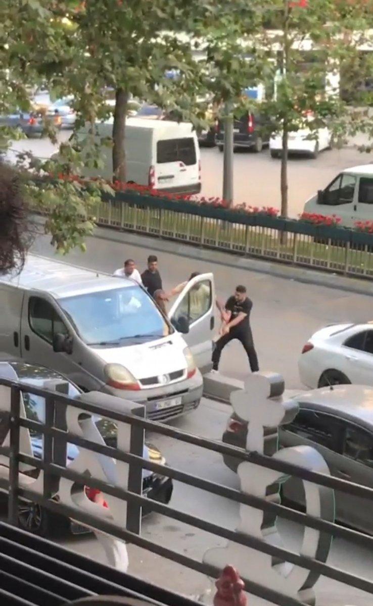 İstanbul'da trafikte zorla aracından indirilip darbedildi