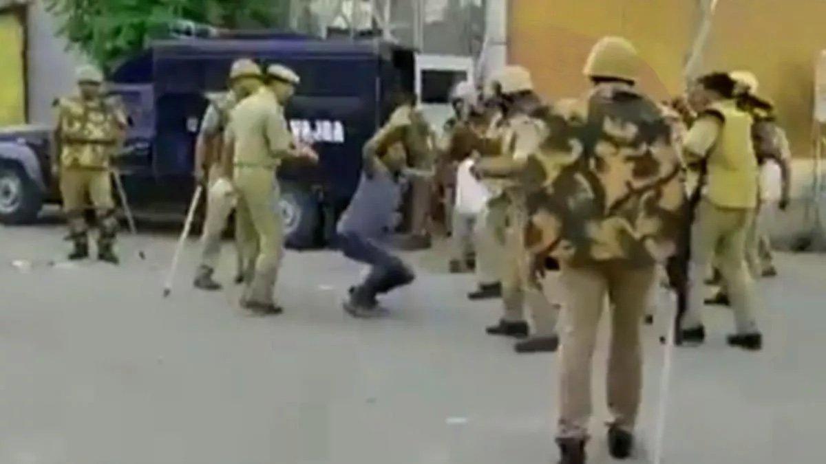 Hindistan'da Müslümanlara yapılan işkence kamerada