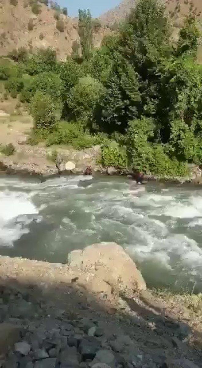 Siirt'te çayda kaybolan sağlık çalışanı aranıyor