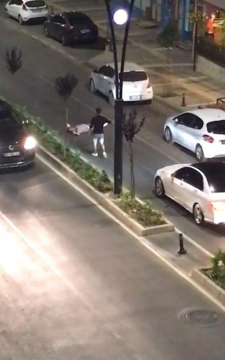 Antalya’da cadde ortasına oturan alkollünün rahat tavırları