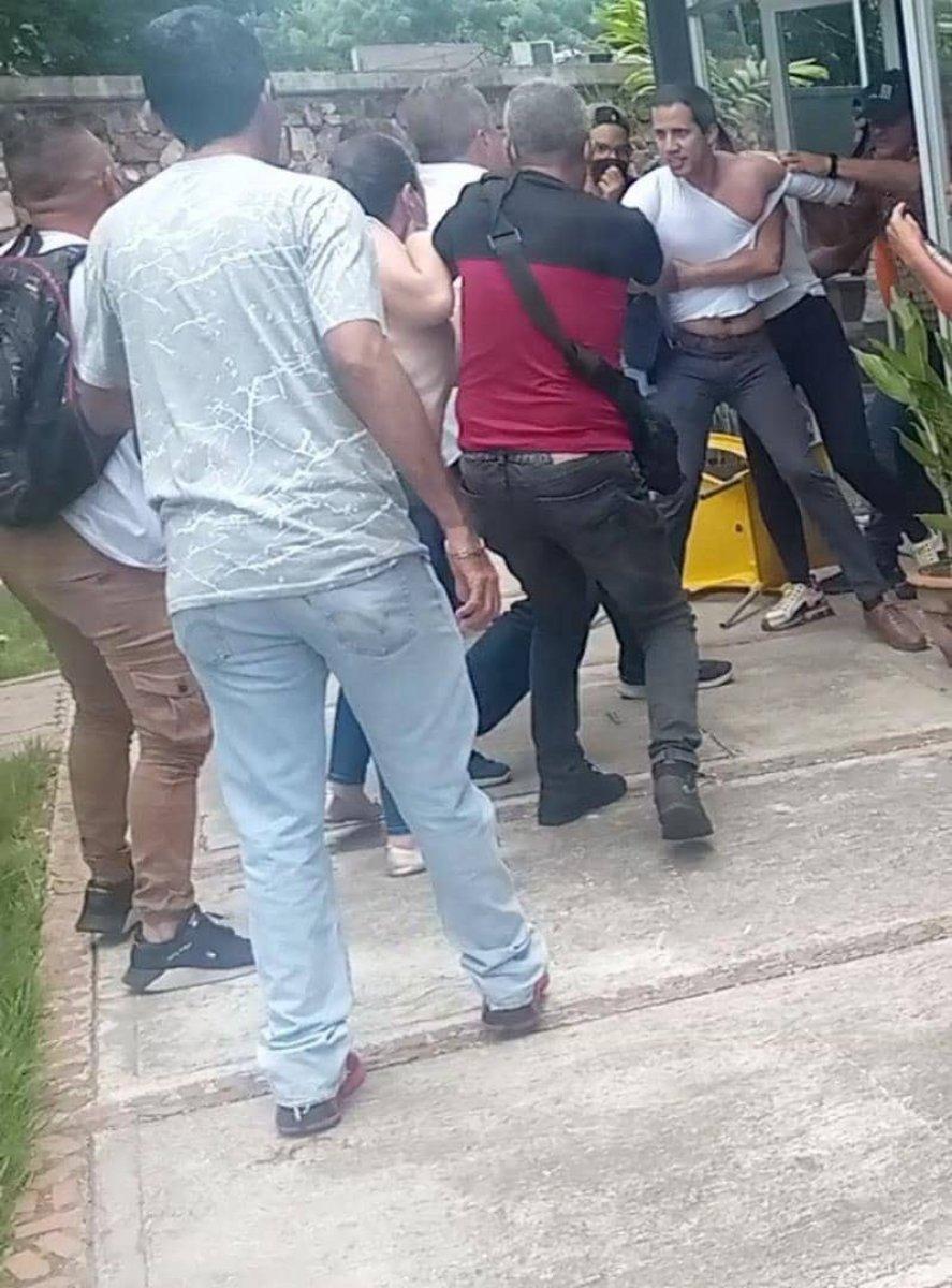 Venezuela’nın muhalif lideri Juan Guaido, restorandan dövülerek kovuldu