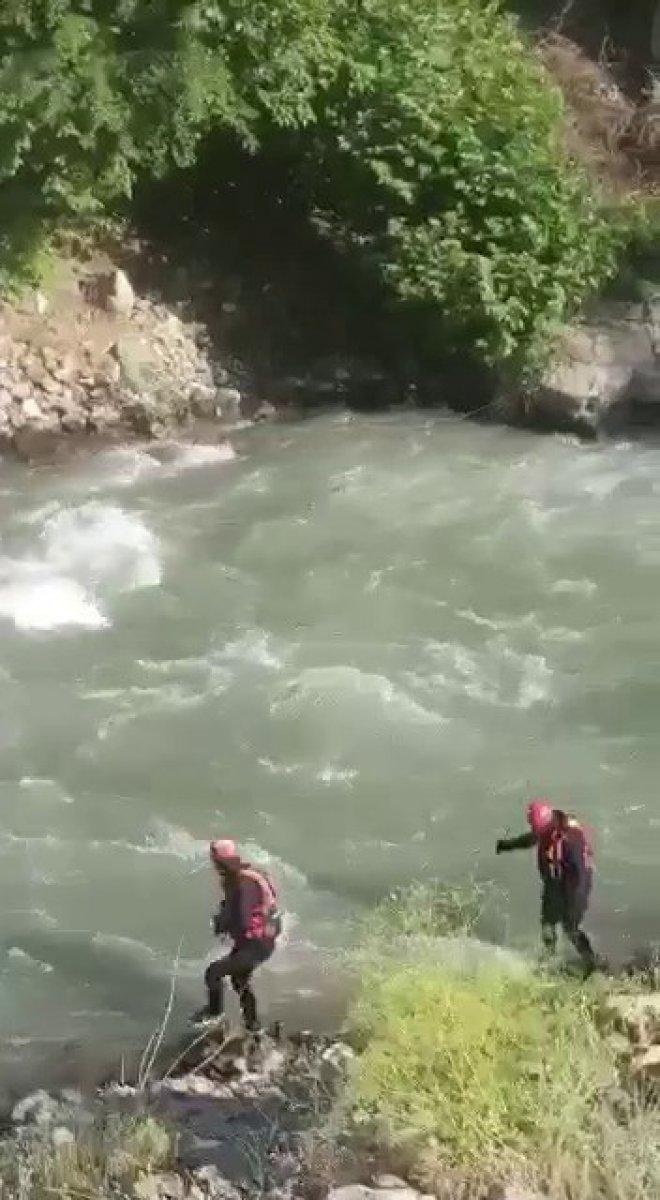 Siirt'te çayda kaybolan sağlık çalışanı aranıyor
