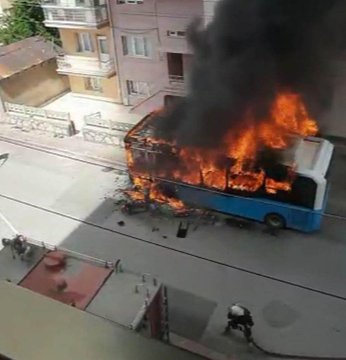 Sivas'ta otobüs cayır cayır yandı