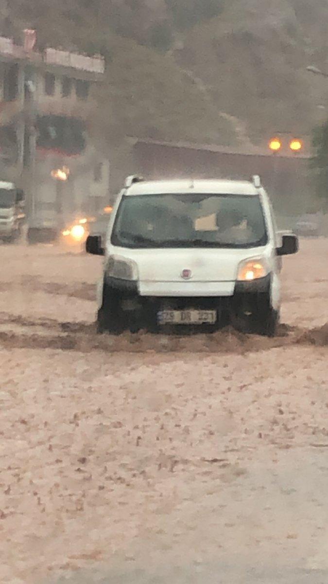 Gümüşhane'de şiddetli yağış nedeniyle caddeler göl oldu