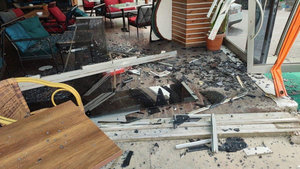 Esenyurt’ta polisten kaçan ehliyetsiz sürücü kafeye girdi