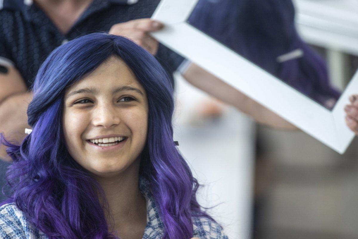 Kanser hastası Feleknaz Oğur, mor saç hayaline kavuştu