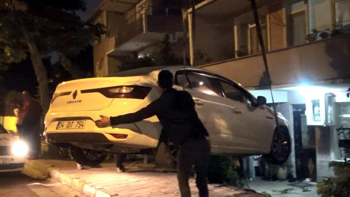 Avcılar’da otomobil bahçeye girdi