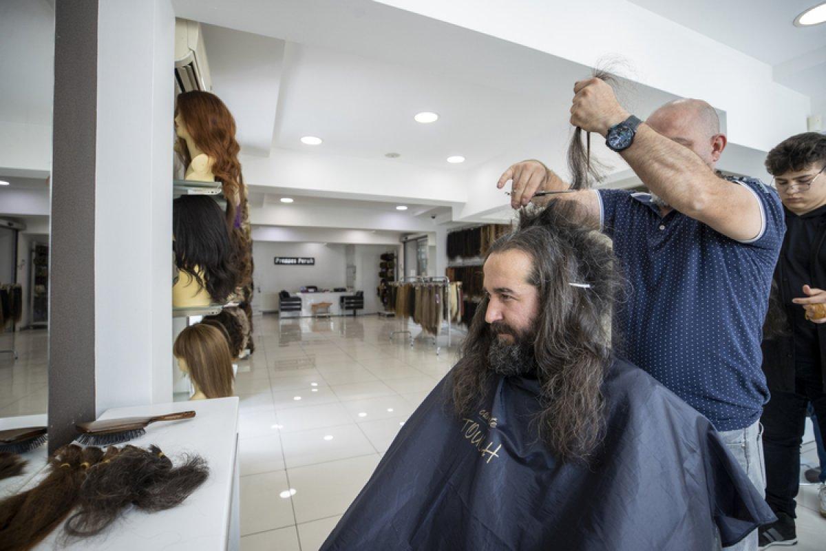 Kanser hastası Feleknaz Oğur, mor saç hayaline kavuştu