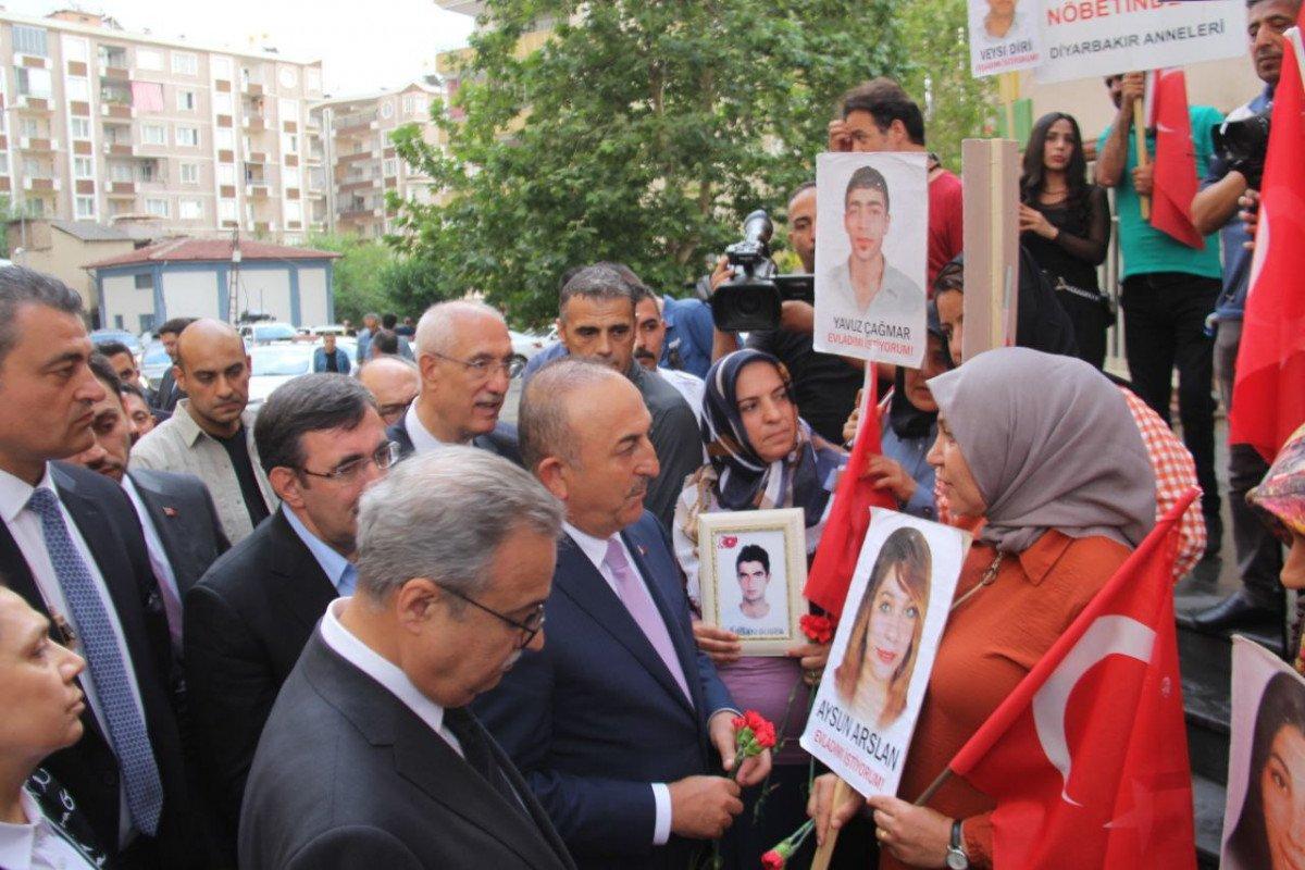 Dışişleri Bakanı Mevlüt Çavuşoğlu, Diyarbakır Annelerini ziyaret etti
