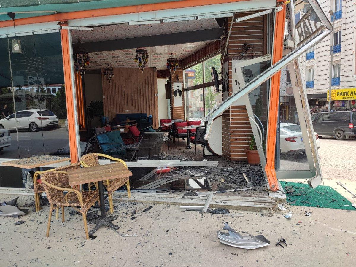 Esenyurt’ta polisten kaçan ehliyetsiz sürücü kafeye girdi