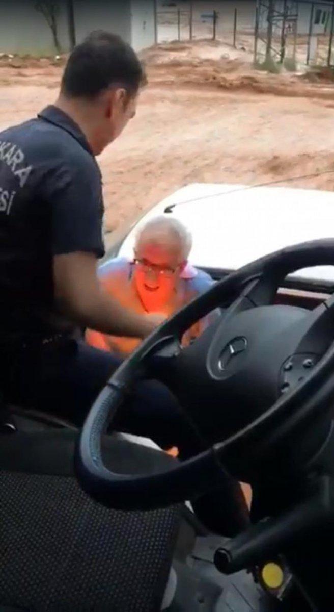 Ankara'daki selde araçta mahsur kalan ailenin kurtarılma anları