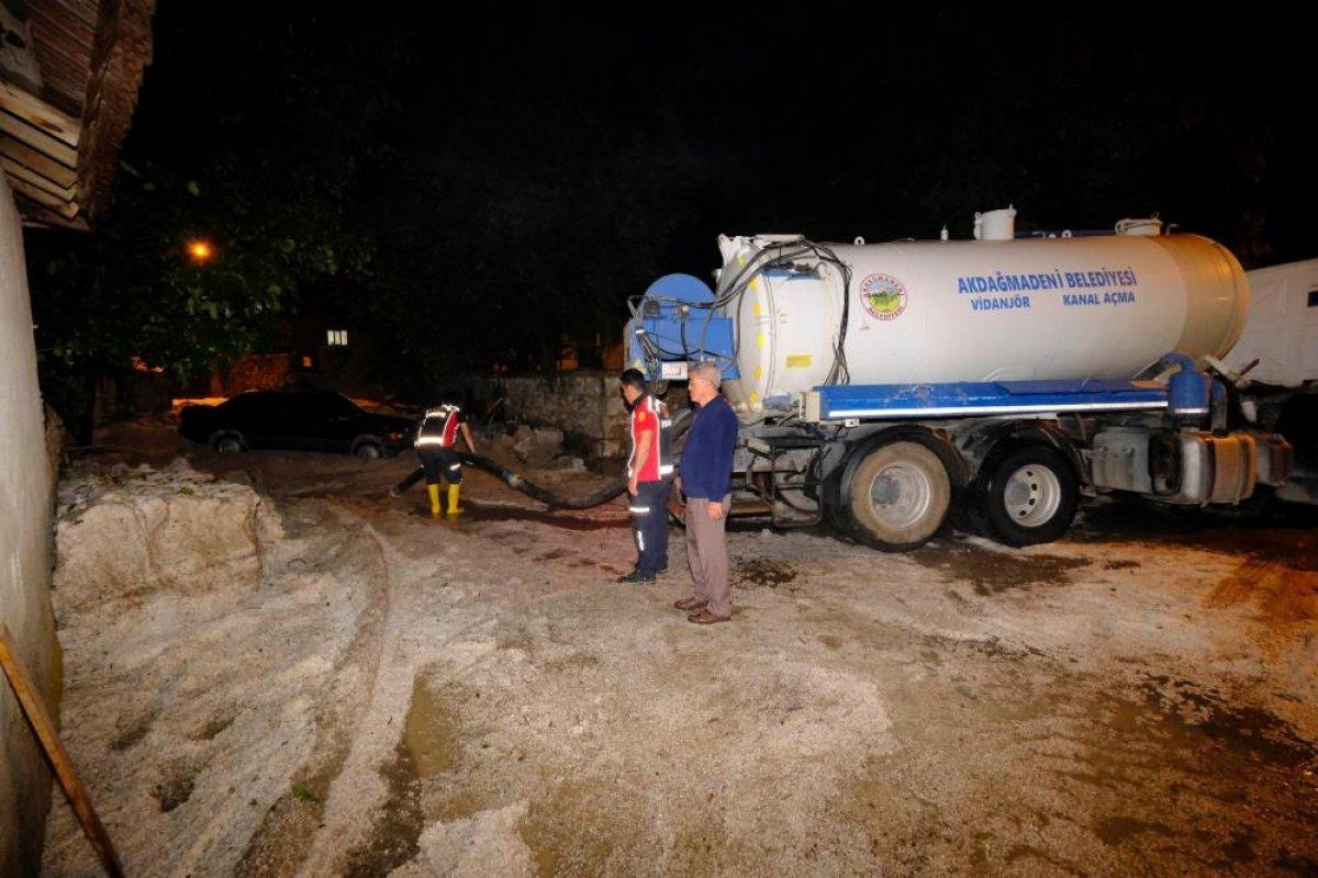 Yozgat'ta yağan dolu yarım metrelik birikintiler oluşturdu