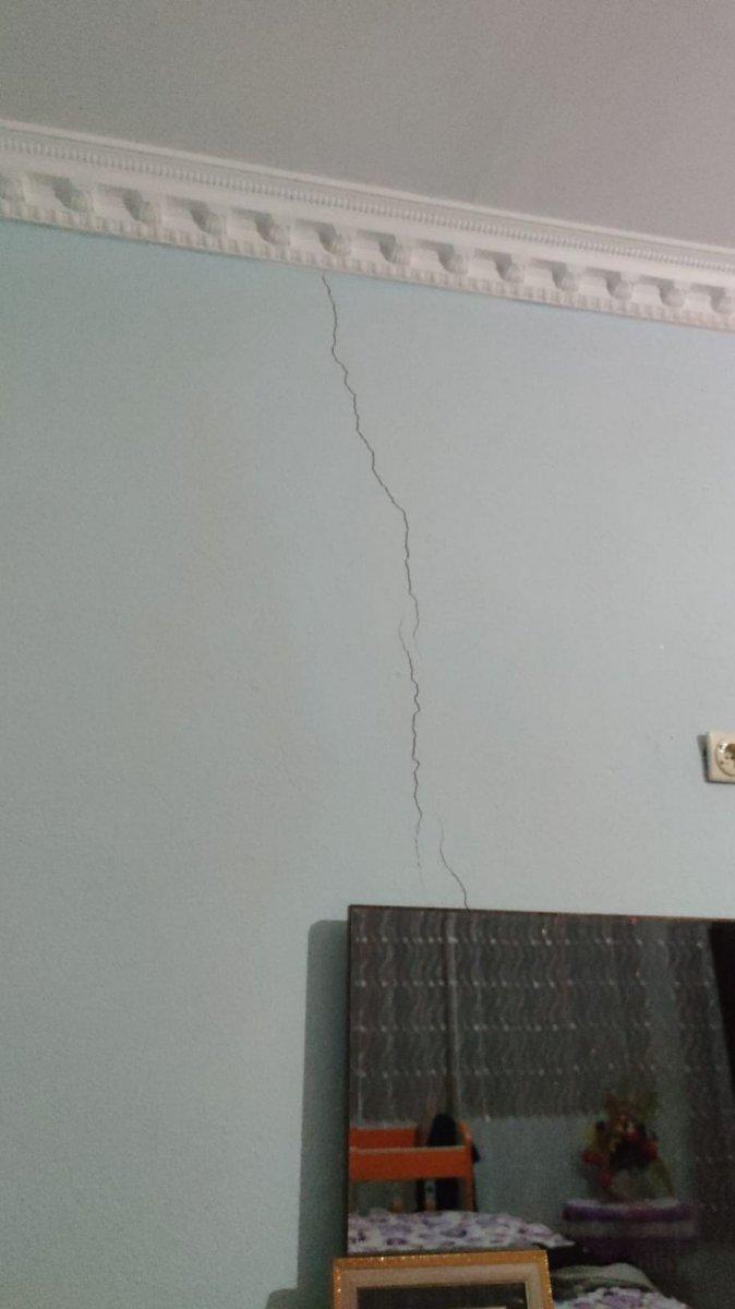 Van'daki depremde bazı evlerin duvarları hasar gördü