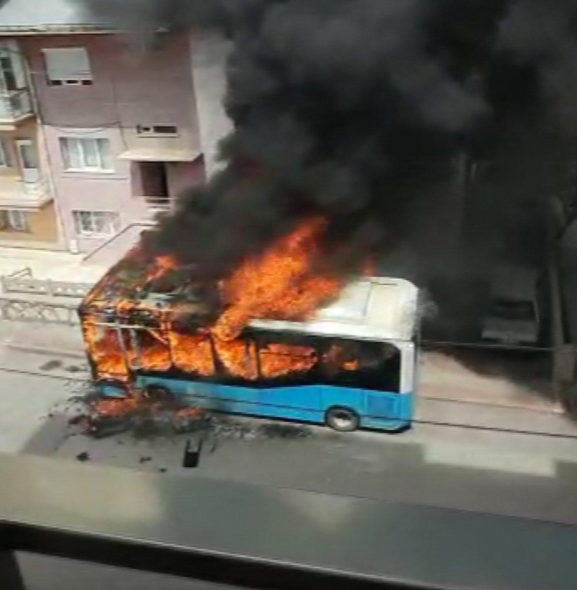 Sivas'ta otobüs cayır cayır yandı