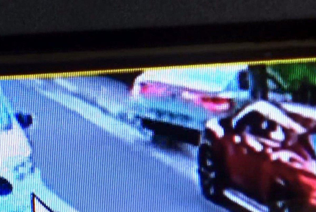 Avcılar’da otomobil bahçeye girdi