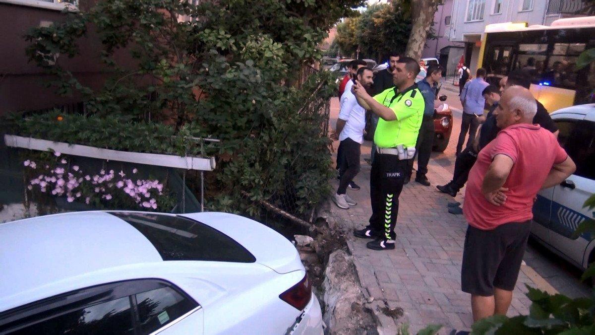 Avcılar’da otomobil bahçeye girdi