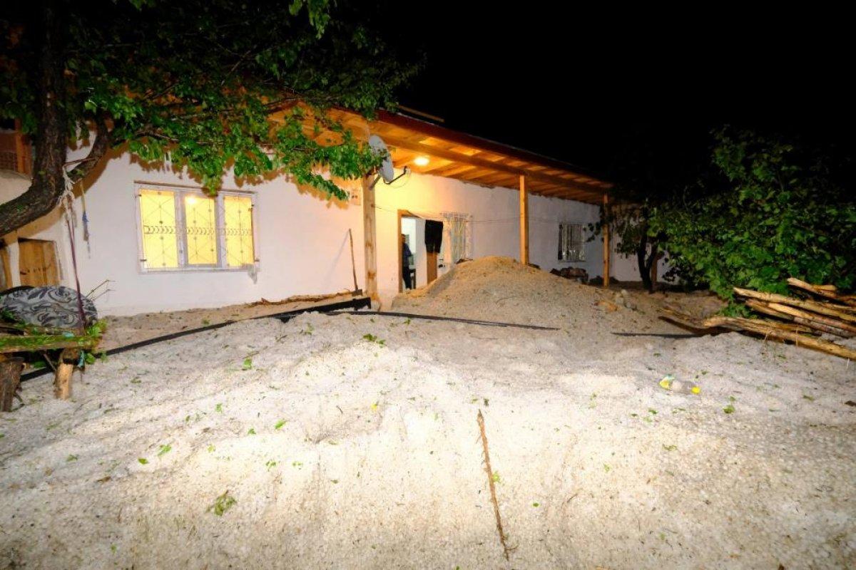 Yozgat'ta yağan dolu yarım metrelik birikintiler oluşturdu