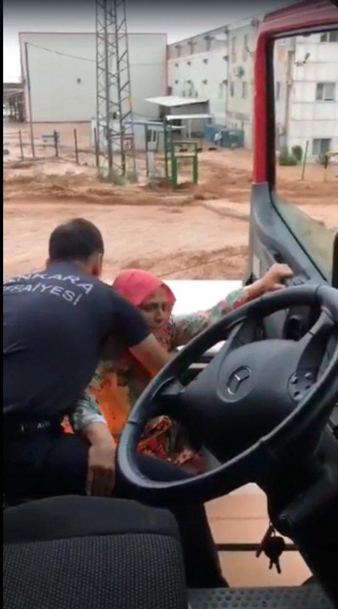 Ankara'daki selde araçta mahsur kalan ailenin kurtarılma anları