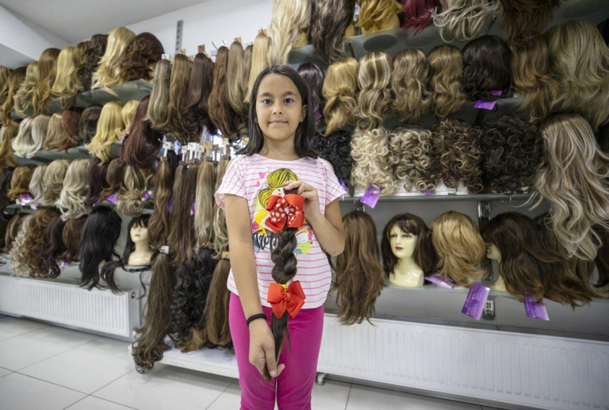 Kanser hastası Feleknaz Oğur, mor saç hayaline kavuştu