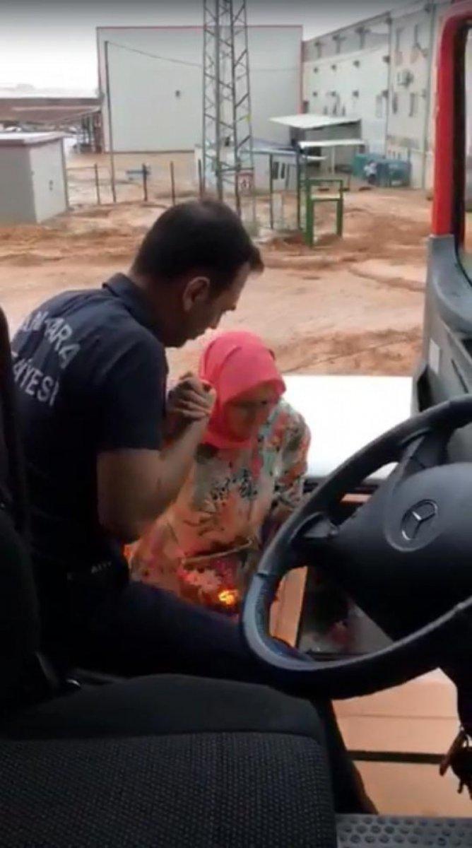 Ankara'daki selde araçta mahsur kalan ailenin kurtarılma anları