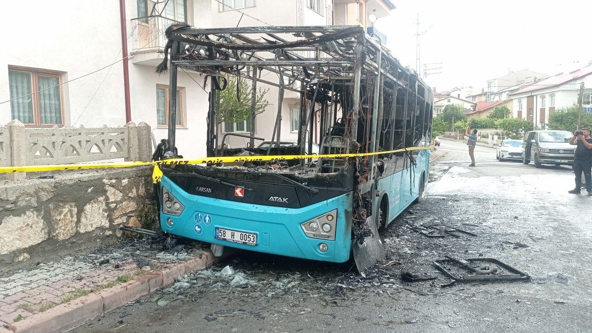 Sivas'ta otobüs cayır cayır yandı
