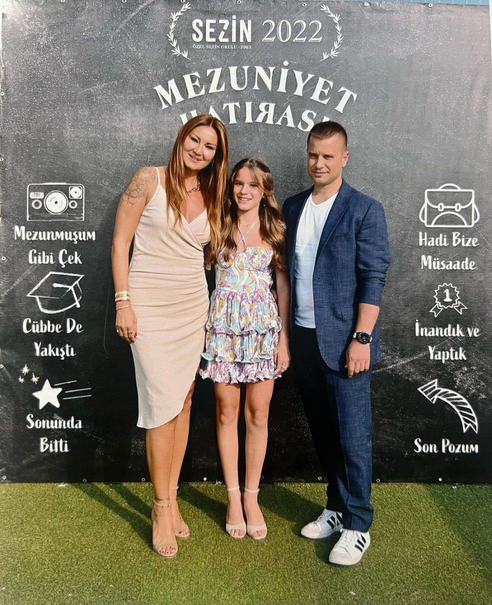 Pınar Altuğ süper minisiyle poz verdi