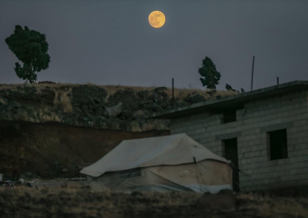 Süper Ay'ın İstanbul manzarasıyla birleşimi büyüledi