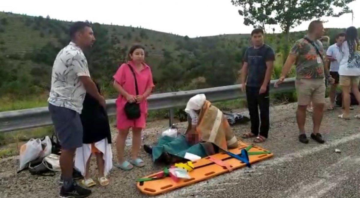 Antalya'da turistleri taşıyan otobüs kaza yaptı: 1 ölü, 22 yaralı