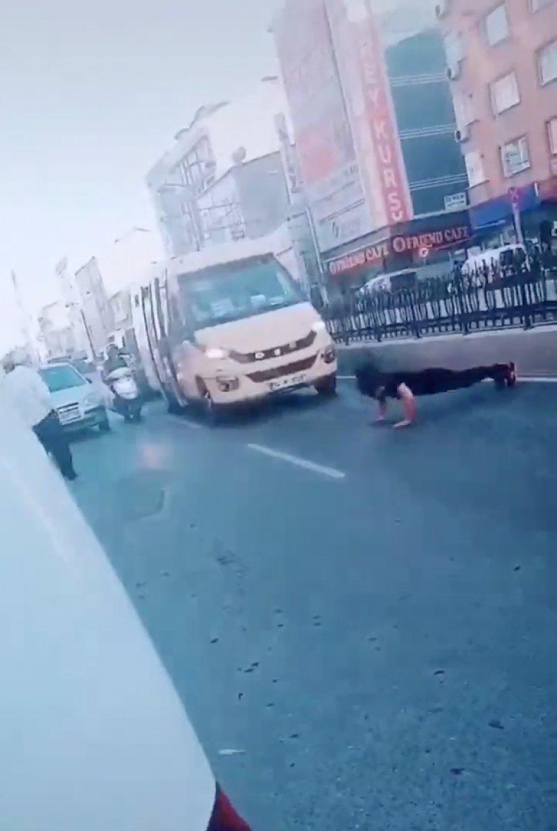 İstanbul'da trafiği durdururak şınav çeken şahıs yakalandı