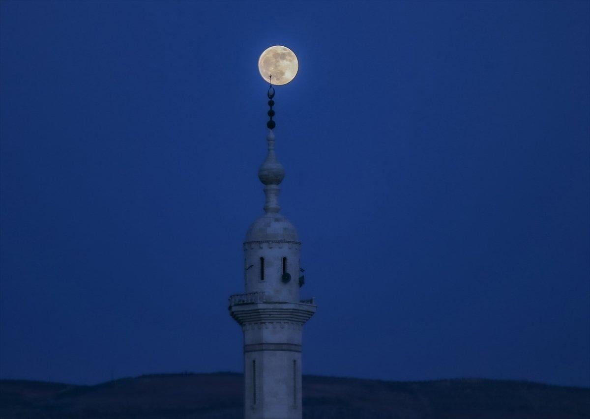 Süper Ay'ın İstanbul manzarasıyla birleşimi büyüledi