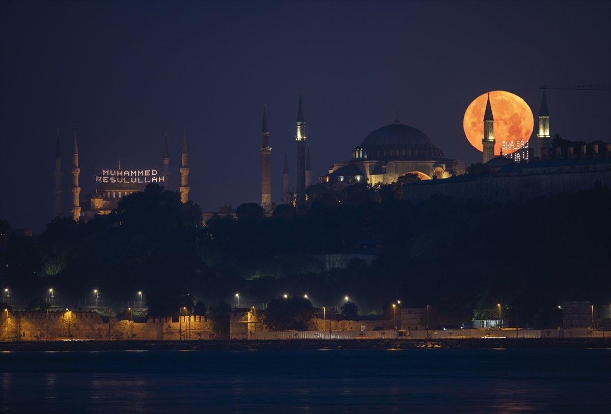 Süper Ay'ın İstanbul manzarasıyla birleşimi büyüledi