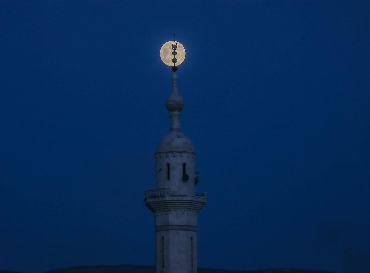 Süper Ay'ın İstanbul manzarasıyla birleşimi büyüledi